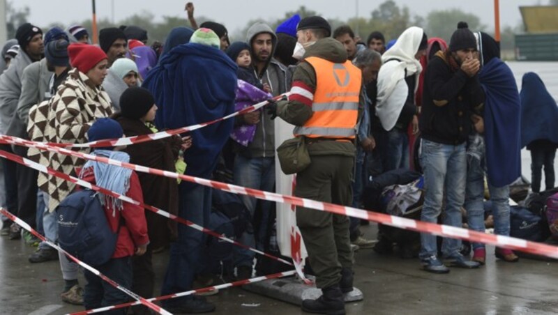 Flüchtlinge am Grenzübergang Nickelsdorf (Bild: APA/Helmut Fohringer)
