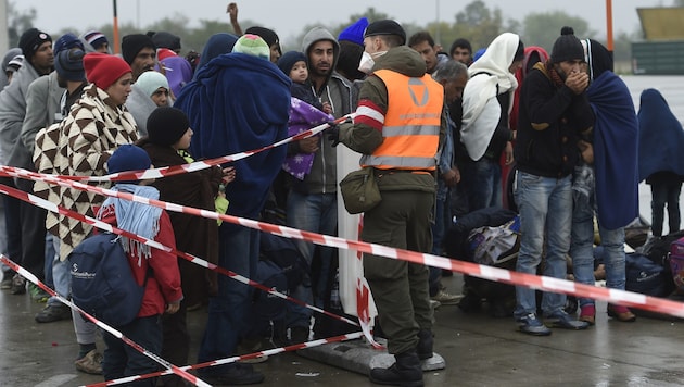 Flüchtlinge am Grenzübergang Nickelsdorf (Bild: APA/Helmut Fohringer)