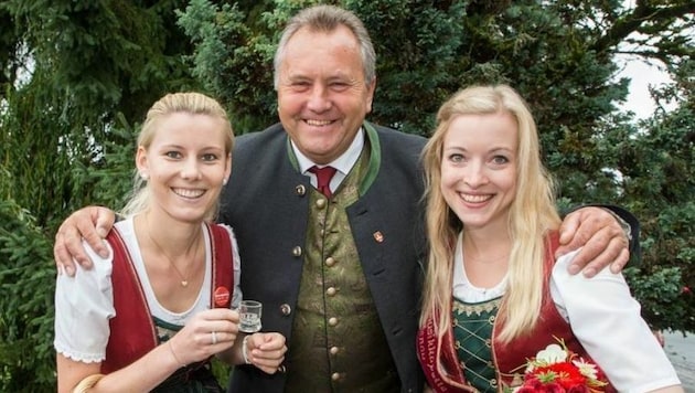 Bürgermeister Josef Wörndl mit Stefanie Oberascher und Christina Tanzberger. (Bild: Neumayr/MMV)