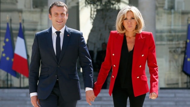 Frankreichs Präsident Emmanuel Macron mit seiner Ehefrau Brigitte (Bild: AP)