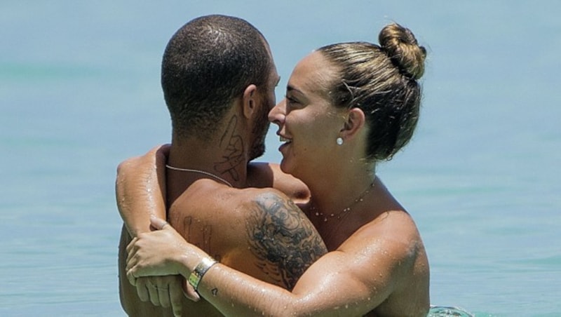 Verliebt schmiegt sich Chloe Green an die Brust von Jeremy Meeks. (Bild: www.PPS.at)