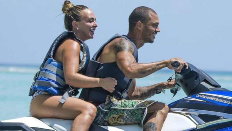 Beim heißen Ritt auf dem Jetski klammert sich Chloe Green an Jeremy Meeks. (Bild: www.PPS.at)