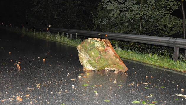Samstagabend kam es im Twimberger Graben zu einem Felssturz, ein Auto wurde beschädigt. (Bild: Bachhiesl)