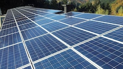 Immer mehr Dächer werden mit Solaranlagen zugebaut - einige dürfen aber nicht in Betrieb gehen. (Bild: Kronen Zeitung)