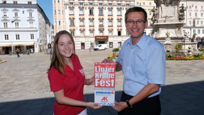 Eurothermen-Generaldirektor Markus Achleitner bietet beim Fest Bilder nach Hause zu nehmen. (Bild: Horst Einöder)