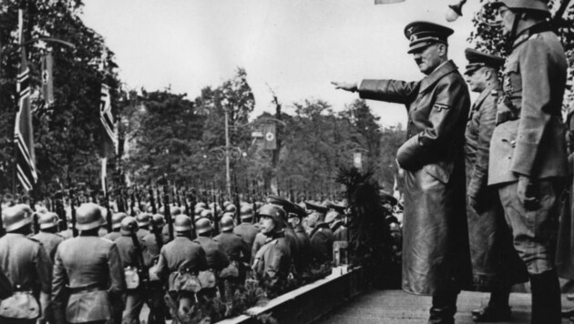 Adolf Hitler bei einem Nazi-Aufmarsch in Wien (Bild: Archiv)