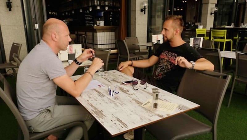 Rene Rodrigezz beim Interview mit Andi Schwantner (Leitender Redakteur der "Krone"). (Bild: Horst Einöder)