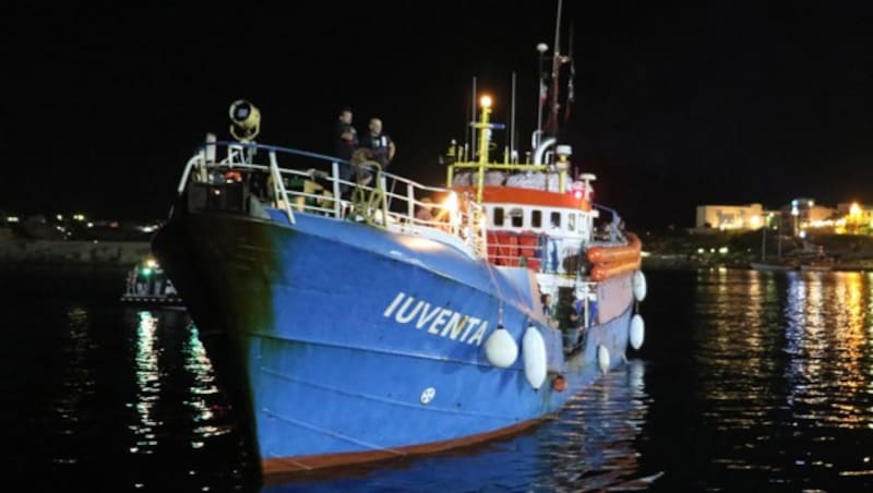 Die Iuventa im Hafen von Lampedusa (Bild: AP)