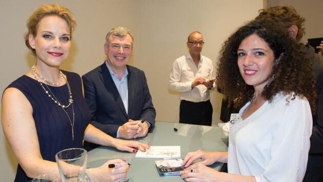 Merav Eldan aus Israel stellt sich um Autogramme bei Elina Garanca und Pianist Malcolm Martineau an. (Bild: Neumayr/MMV)