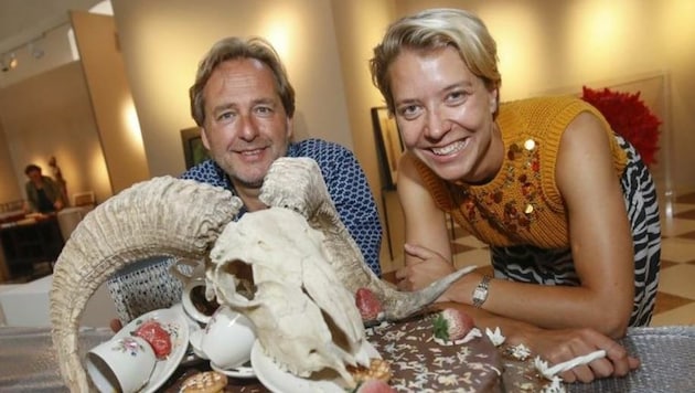 Michael Beck & Katharina Husslein mit der Bertozzi & Casoni-Torte. (Bild: Markus Tschepp)