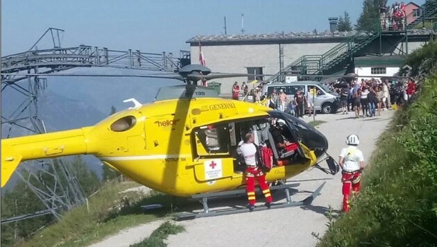 Christophorus 6-Helikopter bei der Zwölferhorn-Bergstation. Not-Transporte gab es zum Glück keine. (Bild: Bergrettung)