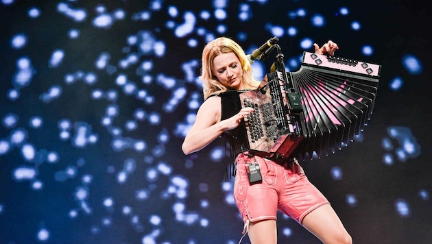 Sexy Wirbelwind: Melissa Naschenweng mit ihrer steirischen Harmonika. (Bild: Markus Wenzel)