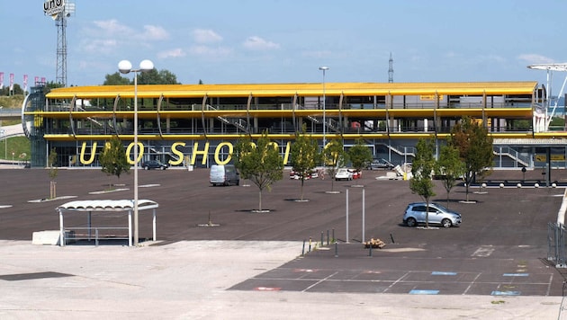Das Parkdeck des Uno-Shopping in Leonding wird künftig Österreichs größte Kartbahn beheimaten. Auch europaweit soll sie ab August unter den Top Fünf-Kart-Strecken rangieren. (Bild: Horst Einöder)