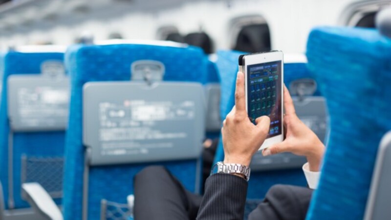 Künftig sollen Verbraucher vor Roaming-Kostenfallen auf Fähren oder im Flugzeug geschützt werden. (Bild: kasto/stock.adobe.com)