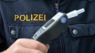 Der Vorarlberger Polizei ist ein besonders dreister Alkolenker ins Netz gegangen. (Bild: APA/BARBARA GINDL)