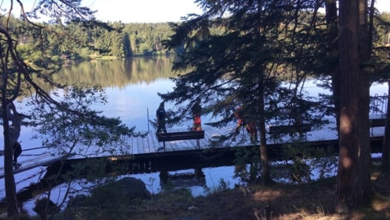 Einsatzkräfte am Edlesberger Teich (Bild: FF Martinsberg)