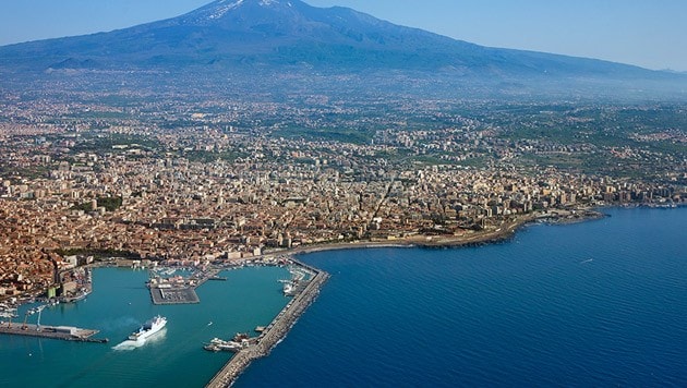 Die sizilianische Küste mit dem Ätna im Hintergrund (Bild: thinkstockphotos.de (Symbolfoto))