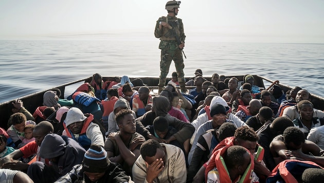 Die libysche Küstenwache kontrolliert ein Boot mit Migranten. (Symbolbild) (Bild: Taha Jawashi/AFP)
