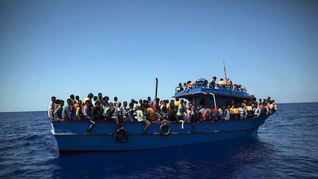 Im Atlantik wird ein Flüchtlingsboot mit 51 Migrantinnen und Migranten vermisst (Archivbild). (Bild: Angelos Tzortzinis/AFP)