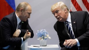 Wladimir Putin und Donald Trump im Gespräch am Rande einer internationalen Konferenz (Archivbild) (Bild: AP)