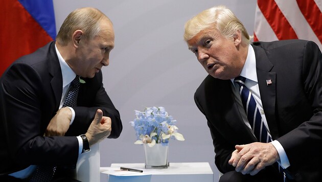 Wladimir Putin und Donald Trump im Gespräch am Rande einer internationalen Konferenz (Bild: AP)