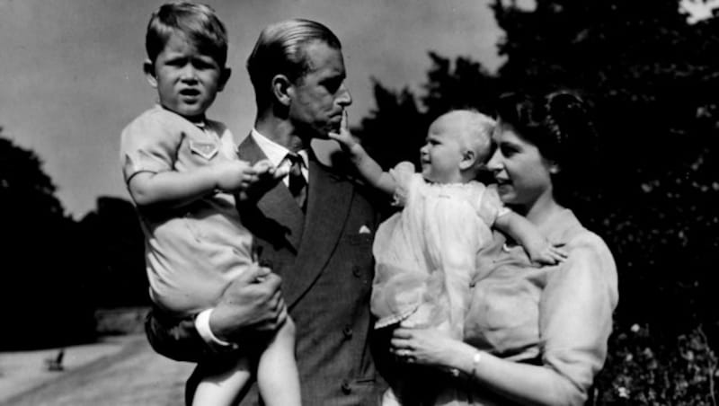 Prinz Philip und Queen Elizabeth im Jahr 1951 mit den Kindern Charles und Anne (Bild: AP)