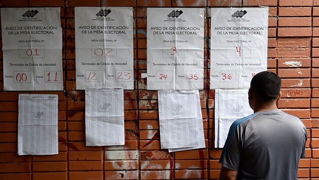 Ein Venezolaner sucht seinen Namen auf der Liste der registrierten Wähler. (Bild: AFP)