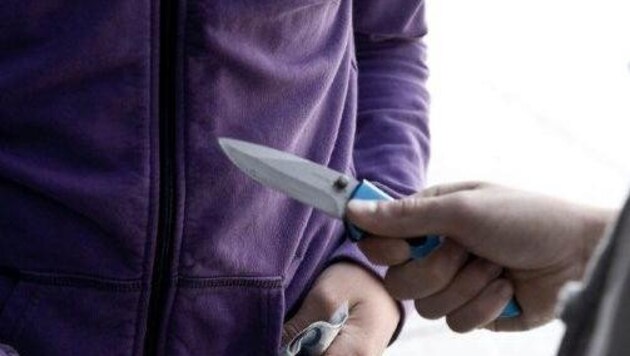 Mit einem Messer bedrohte in Linz ein 22-jähriger Afghane Passanten, raubte sie aus (Bild: Mauritius images)