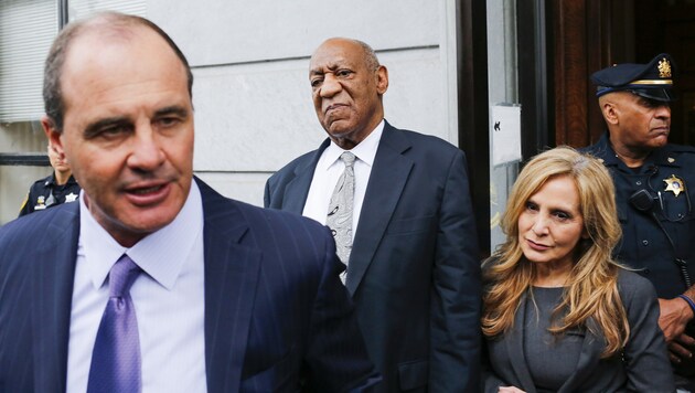 Bill Cosby (Mitte) mit seinen Anwälten Brian McMonagle und Angela Agrusa. (Bild: AFP)