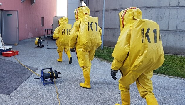 Für den Einsatz waren spezielle Chemieschutzbekleidung sowie Atemschutz notwendig. (Bild: HFW Villach/KK)