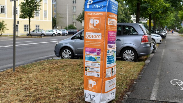 Die Infos auf den Hüllen der Parkautomaten sorgen für Wirbel. (Bild: © Harald Dostal)