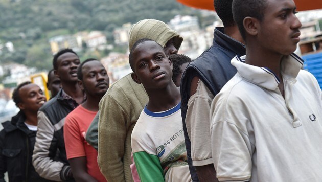 Der Zustrom von Flüchtlingen aus Afrika nimmt massiv zu. (Bild: AFP (Archivbild))