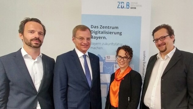 Landeshauptmann Thomas Stelzer mit Vertretern des Zentrums Digitalisierung.Bayern. (Bild: Kronen Zeitung)