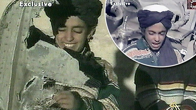Aufnahmen aus dem Jahr 2001: Hamza Bin Laden beim Spielen mit Flugzeugtrümmern (Bild: AP, APA/EPA PHOTO AFPI/AL-JAZEERA)