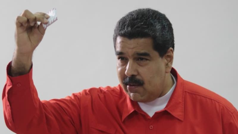 Präsident Maduro mit seinem Stimmzettel (Bild: AFP)