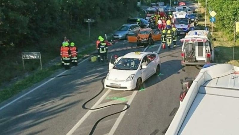 Die Unfallstelle in Niederösterreich glich einem "Schlachtfeld", hieß es seitens der Einsatzkräfte. (Bild: Einsatzdoku/Schulz)