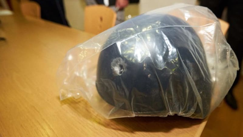 Sein Titanhelm rettete einem Polizeibeamten das Leben. (Bild: AFP)