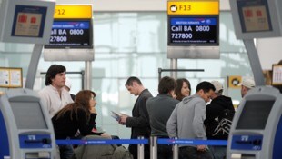 Die britische Regierung erwägt das Abschaffen der Visa-Gebühren für wenige bestimmte Personen ...