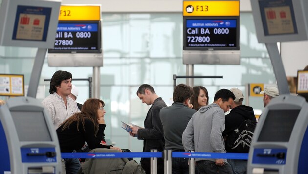 Fluggäste auf dem Airport London-Heathrow (Bild: AFP)