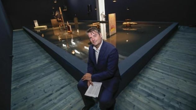 Kunstverein-Direktor Séamus Kealy lädt an Geoffrey Farmers & Gareth Moores Pool. (Bild: Markus Tschepp)