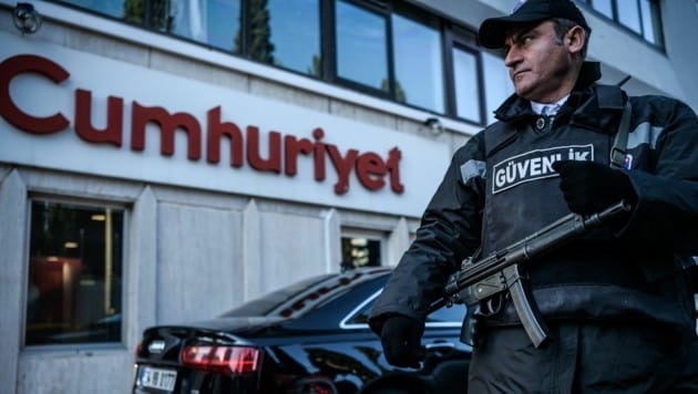 Ein Sicherheitsmann vor der Istanbuler Redaktion der regierungskritischen Zeitung "Cumhuriyet" (Bild: APA/AFP/OZAN KOSE)