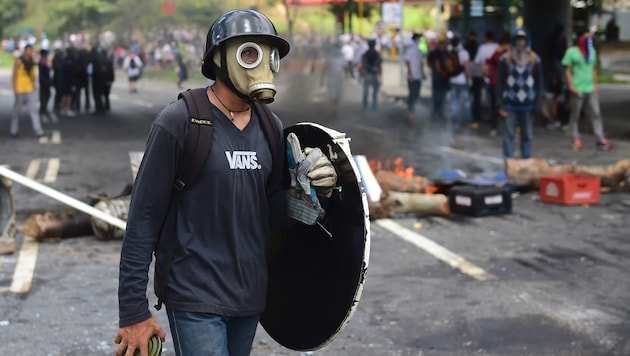 Die Opposition rief zum Boykott der Wahl auf, auch am Sonntag brannten Barrikaden Caracas. (Bild: AFP)