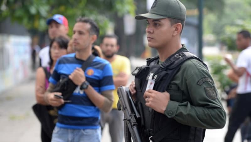 Ein vor einem Wahllokal in Caracas postierter Soldat (Bild: AFP)