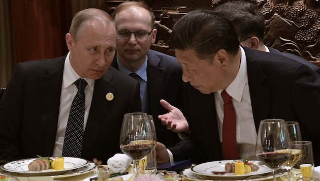 Russlands Präsident Putin bei einem Staatsempfang beim chinesischen Präsidenten Xi im Mai 2017 (Bild: AP)