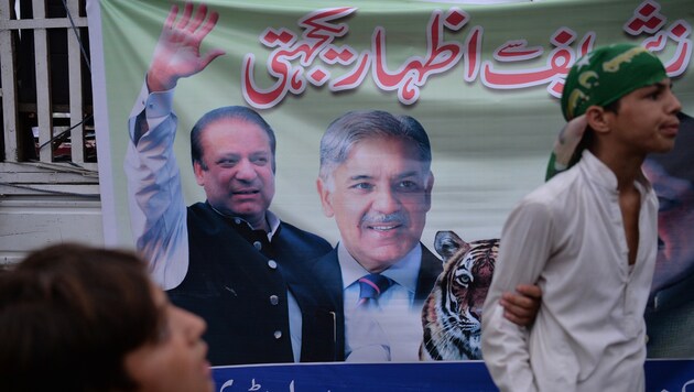Auf Nawaz Sharif (links auf dem Poster) soll sein Bruder Shabaz (rechts) als Regierungschef folgen. (Bild: AFP)