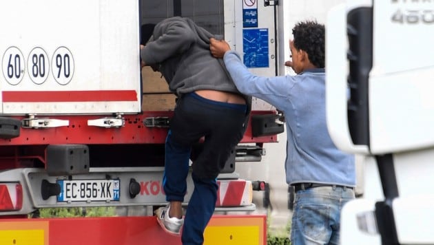 Immer wieder versuchen Migranten, in Lkw nach Großbritannien zu kommen. (Bild: AFP)