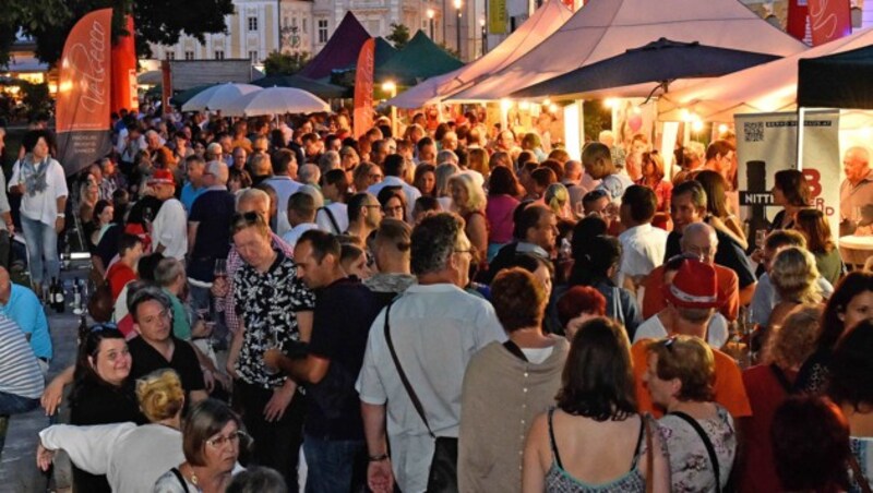 10) 30 Winzer laden zur Weinverkostung ins Weindorf - eines der vielen Highlights am "Krone"-Fest. (Bild: Markus Wenzel)