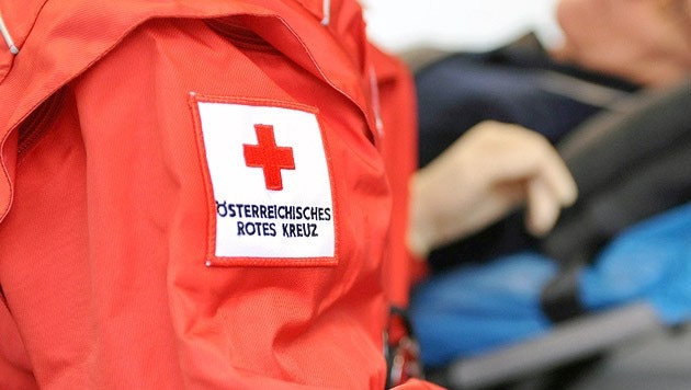 Die Rettung brachte die Verletzte ins Krankenhaus nach Spittal (Bild: APA/Barbara Gindl)