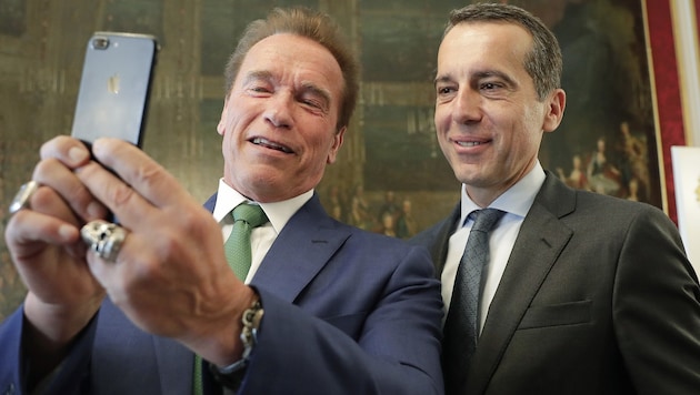 Arnold Schwarzenegger beim Selfie-Knipsen mit Kanzler Christian Kern (Bild: APA/BKA/ANDY WENZEL)
