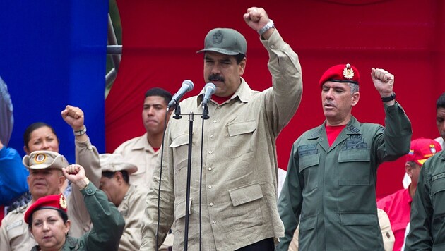 Präsident Maduro mit Mitgliedern seiner "Nationalen Bolivarischen Miliz" (Bild: AP)